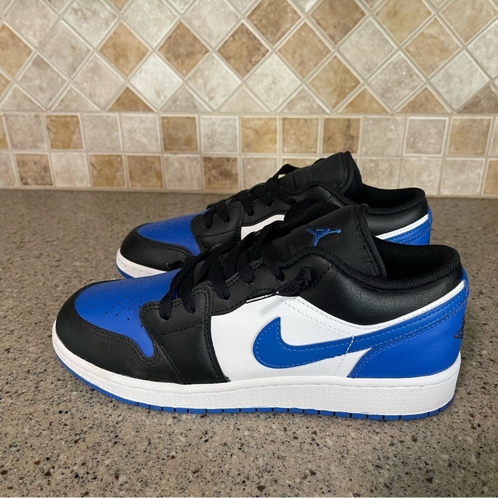 NWOB Nike Air Jordan 1 Low Royal Toe Boys Size 7Y (Women’s 8.5) 553560-140 - Picture 3 of 9